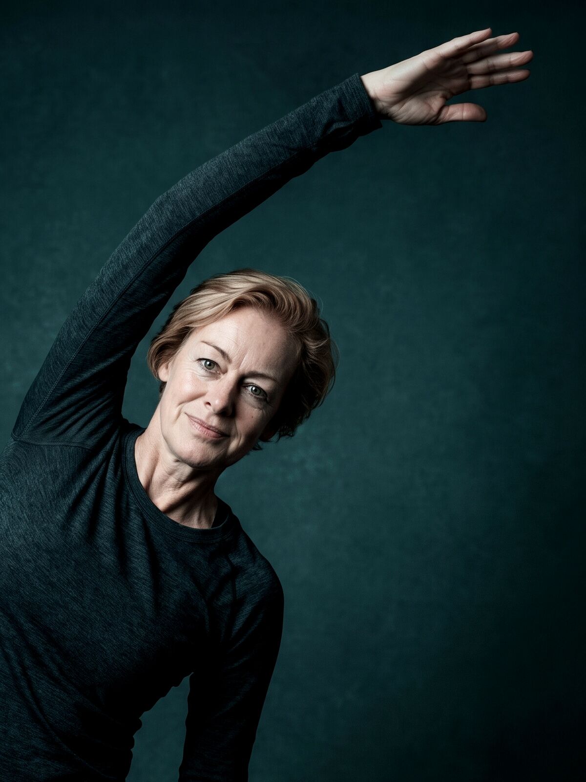 Sabine Teufert in der Seitneigung, ein Arm weit über den Kopf gestreckt